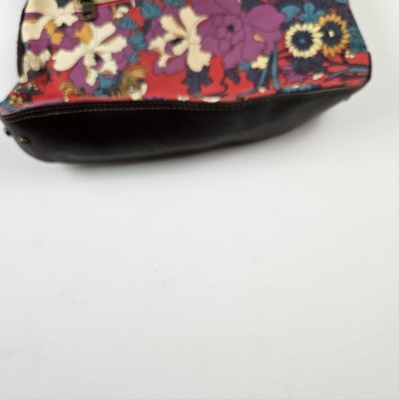 Sakroots Artist Circle Flat Crossbody, Floral Butterfly - Picture 9 of 11